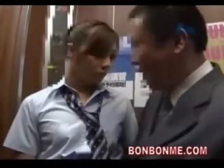 Японська школярка дає удачливий хлопець a мінет в ліфт 03