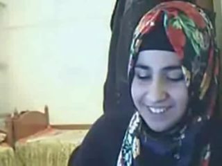 Video - hijabas mergaitė rodantis šikna apie internetinė kamera