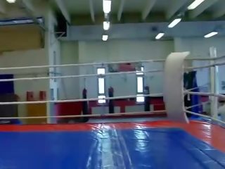 E bukur sportiv vajzë merr të saj bythë përplasën