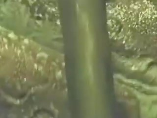 Tentáculo monstruo attacks mujer en bosque