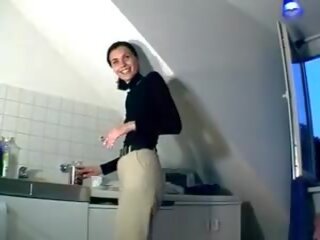 Një stunning-looking gjerman zonjë duke e bërë të saj kuçkë e lagur me një dildo