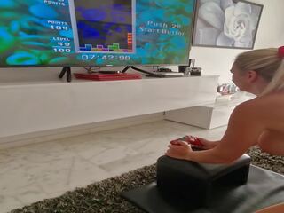 Milf tentativas para jogar tetris enquanto sentado em sybian sexo máquina mas ele termina com corpo sacudindo orgasmo