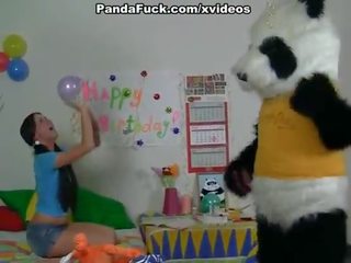 Began para jogar com um grande pila brinquedo panda