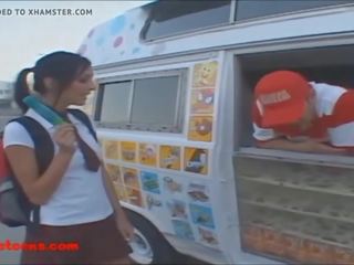 Dondurma kamyon sarışın kısa saçlı tugjob becerdin ve yiyor