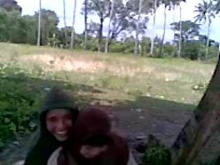 Siswi berjilbab asik ciuman ดิ taman.flv