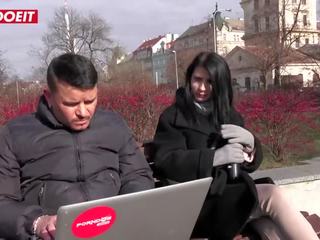 Warga rusia pelancong seduces tempatan lelaki dengan beliau seksi cara lucah video-video