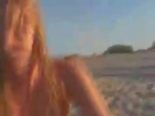 Ivana fukalot ge avsugning på den strand