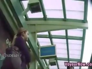 Upskirt manakala menunggu untuk yang keretapi