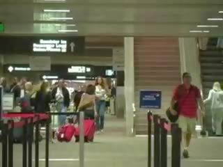 Jayma ried arrives en la aeropuerto.