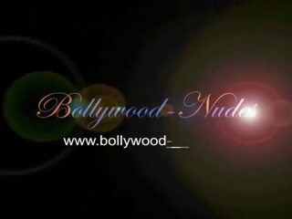Bollywood rituaal kohta iha ja tantsimine kuigi ta oli üksi