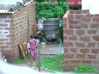 Se dette to varmt sri lankan dame får bad i utendørs