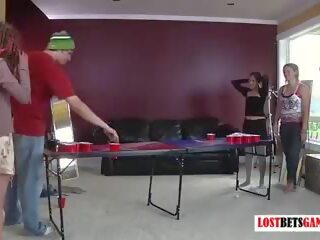 Trys merginos ir vienas vaikinas žaisti a žaidimas apie nusirengti alus pong