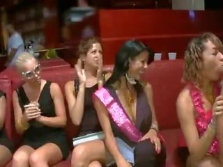 Σκοτάδι αρσενικός γυμνό στο bachelorette πάρτι