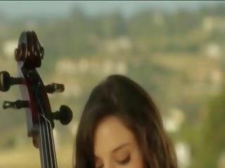 ה סקסי cellist מודל ב ה עולם