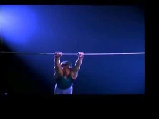 Yığılmış jimnastikçi gösterileri kapalı onun inanılmaz vücut