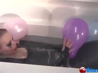 Susu getah berpakaian gadis dengan belon dalam yang tab mandi