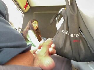 Een vreemdeling meisje opgeschokken af en zoog mijn lul in een publiek bus vol van mensen