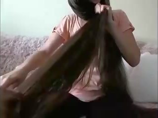 Sexy lang haired brunette hairplay hår børste våt hår