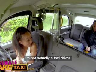 Samice falošný taxi maličké tmavé taxikár s drobné oholený pička fucks cestujúci