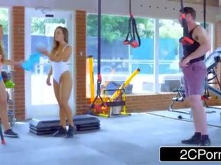 Stor tit kyllinger faen fitness instruktør i en gym - abigail mac, nicole aniston