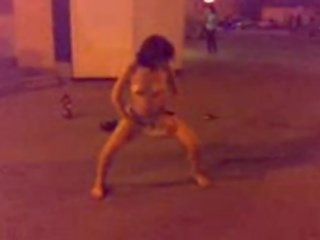 Κορίτσι γυμνός σε δρόμος