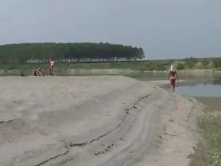 Hustru kitslig en främlingar på en strand