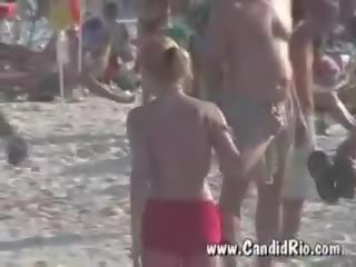 2 seins nus européen filles accrochage à copacabana plage