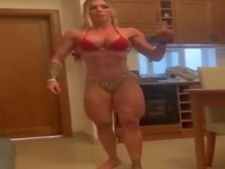 Angela flexing henne muskel