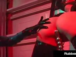 Berpayu dara besar susu getah dominatrix / perempuan yang mendominasi rubberdoll binds & keseronokan beliau hamba gadis k-la!