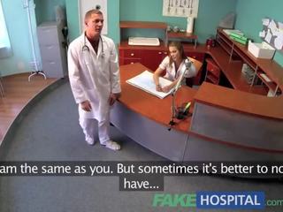 Fakehospital Καυτά σεξ με γιατρός και νοσοκόμα σε ασθενής αναμονή δωμάτιο