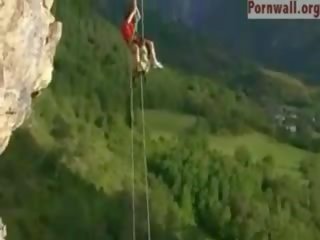 Akrobatika pora šūdas per as cliff lašas
